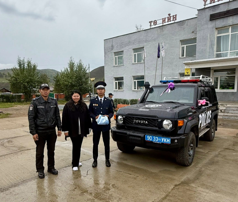 УИХ-ын гишүүн М.Нарантуяа-Нара Түнхэл тосгоныхоо цагдаа нарт Land Cruiser 78 маркын автомашин өгчээ